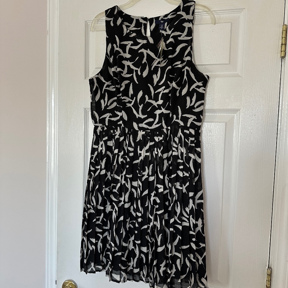 NWT GAP Black & White Sleeveless Fit & Flare Dress Size 10